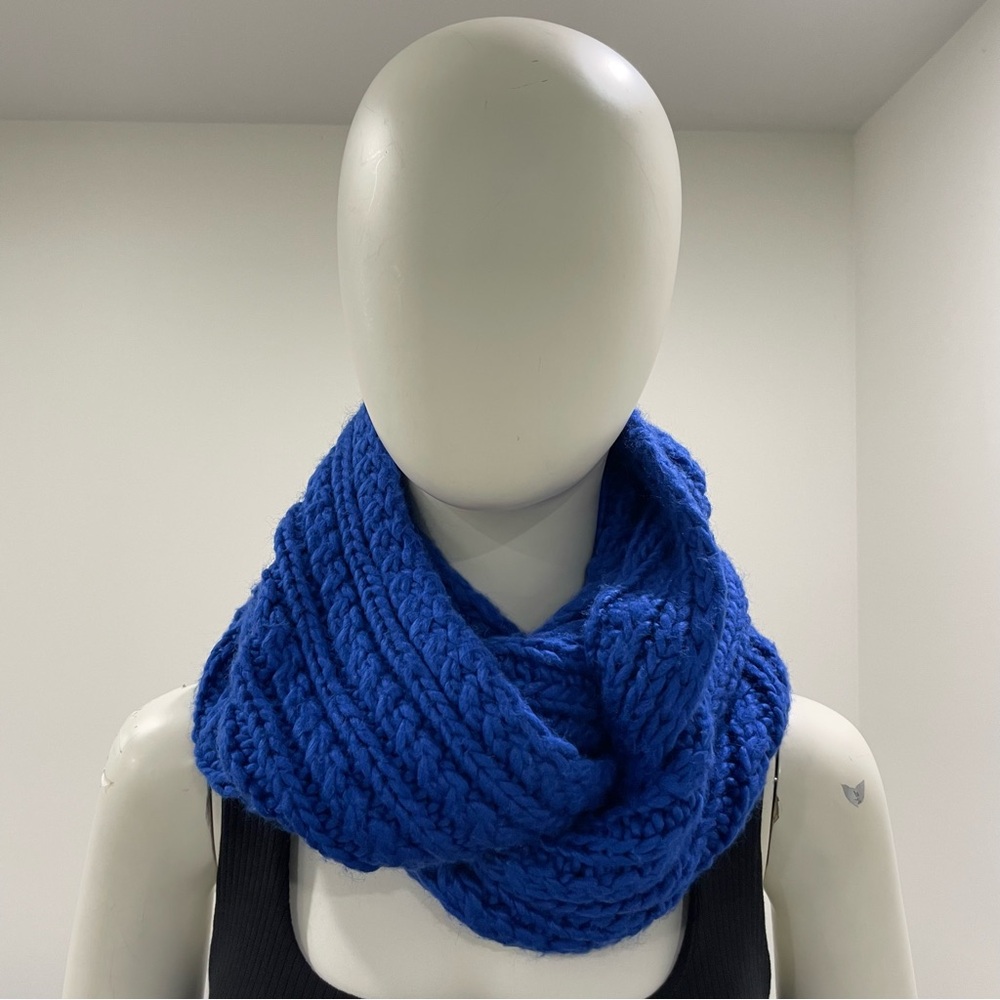 AMERICAN EAGLE OUTFITTER'S Royal Blue Cable Knit Soft & Cozy Infinity Scarf